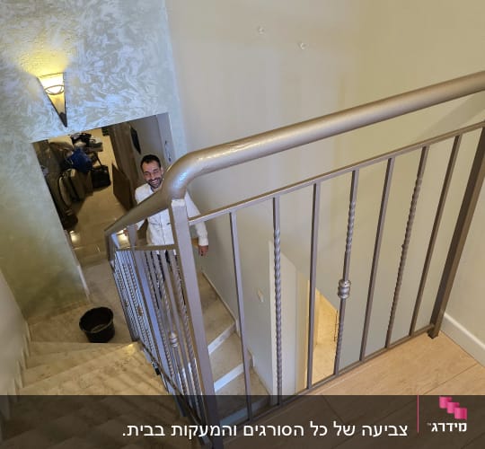 קיר צבוע בטקסטורה ליד גרם מדרגות